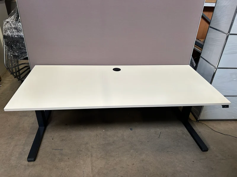 OMT elektrisch höhenverstellbarer Schreibtisch Weiß / Schwarz