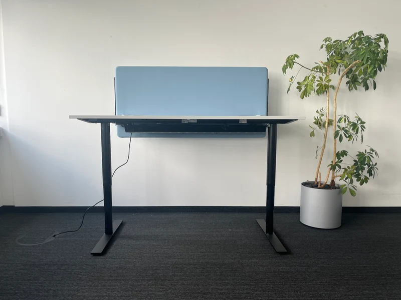 Twist 444 Schreibtisch Trennwand Hellblau