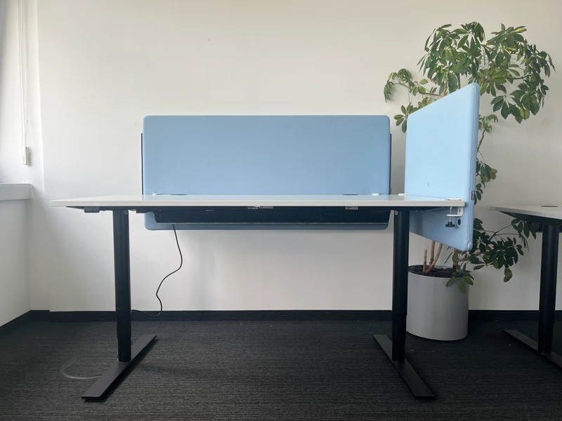 Twist 444 Schreibtisch Trennwand Hellblau