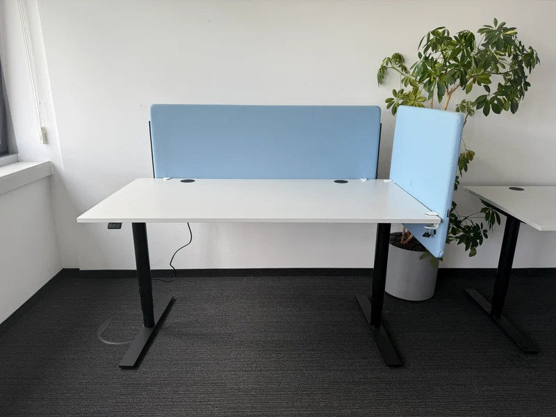 Twist 444 Schreibtisch Trennwand Hellblau