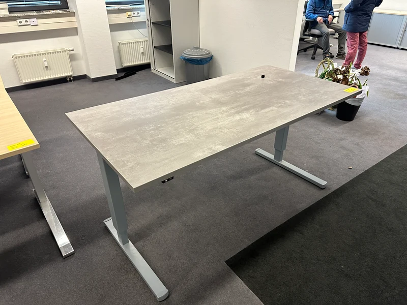 Elektrisch höhenverstellbarer Schreibtisch