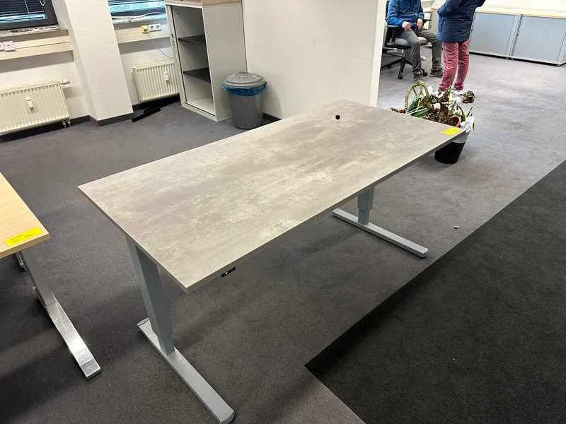 Elektrisch höhenverstellbarer Schreibtisch