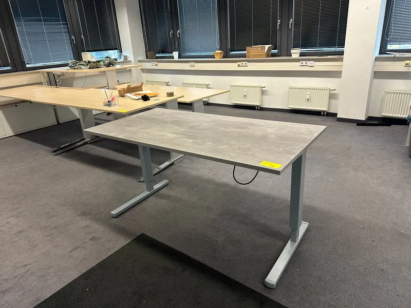 Elektrisch höhenverstellbarer Schreibtisch