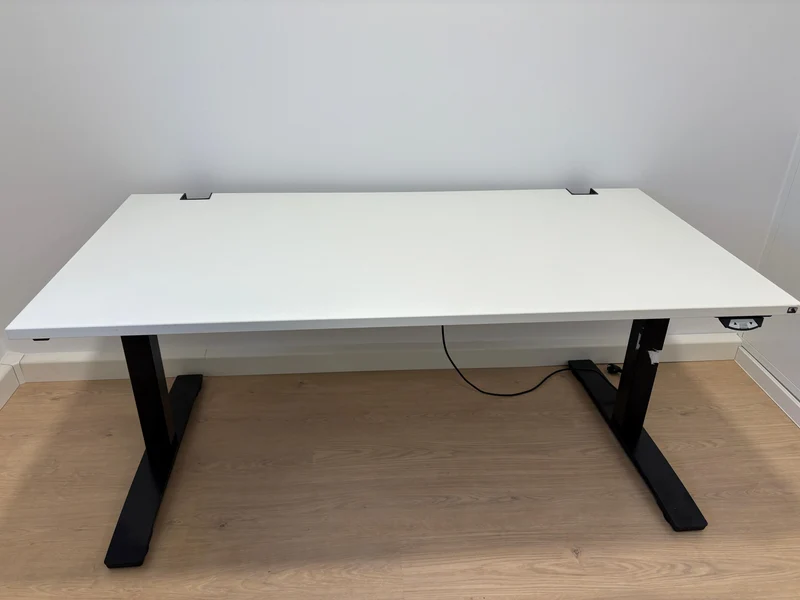 Oka Elektrisch höhenverstellbarer Schreibtisch Weiß / Schwarz
