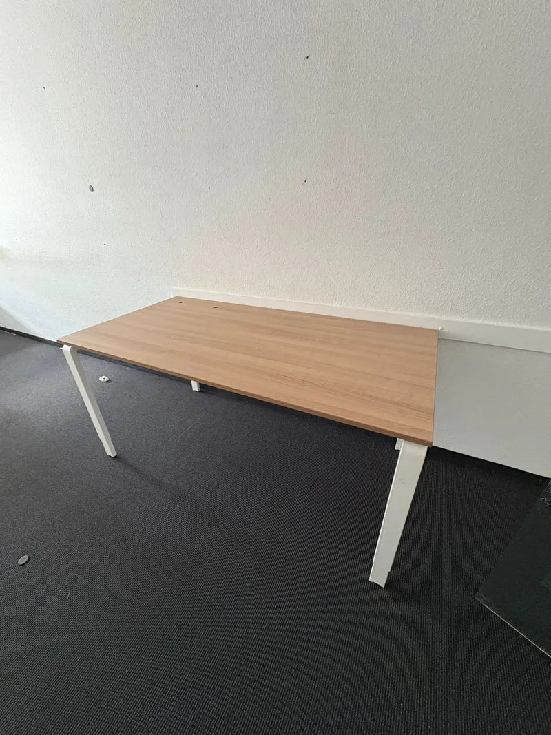 Palmberg Manuell höhenverstellbarer Schreibtisch Nussbaum / Weiß