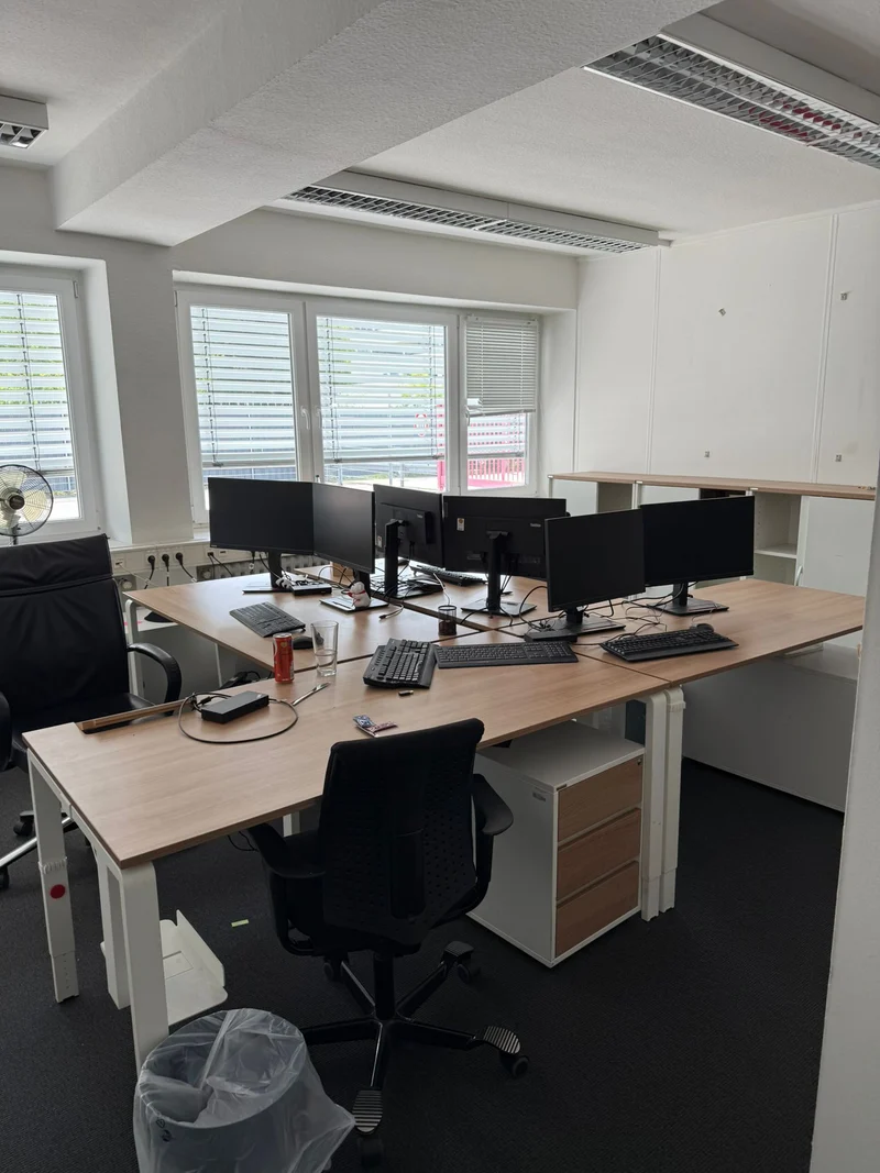 Palmberg Manuell höhenverstellbarer Schreibtisch Nussbaum / Weiß