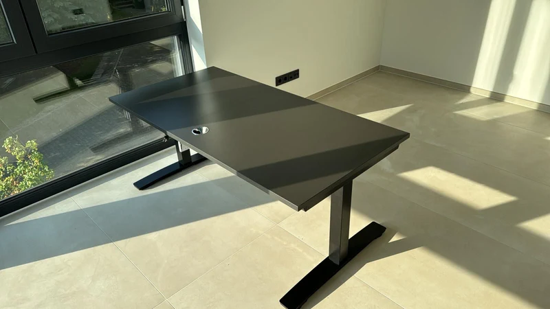 OKA Elektrisch höhenverstellbarer Schreibtisch Schwarz