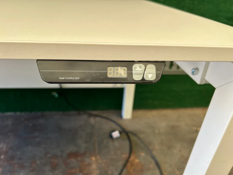 Samas elektrisch höhenverstellbarer Schreibtisch Weiß