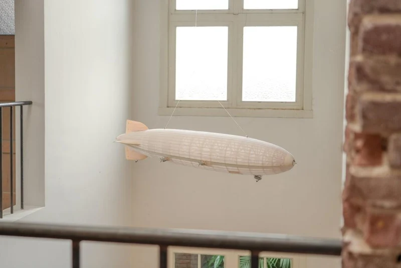 Authentic Models Großer Zeppelin Transparent
