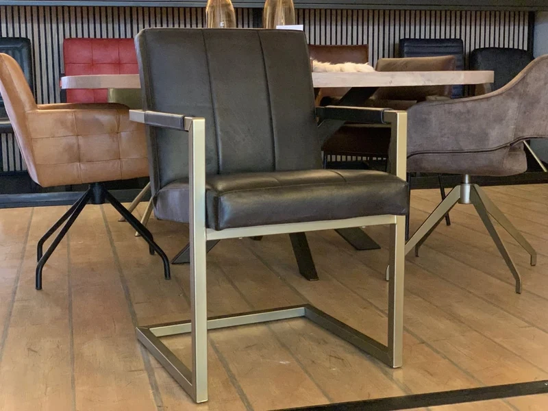 Freischwinger Lederstuhl 135