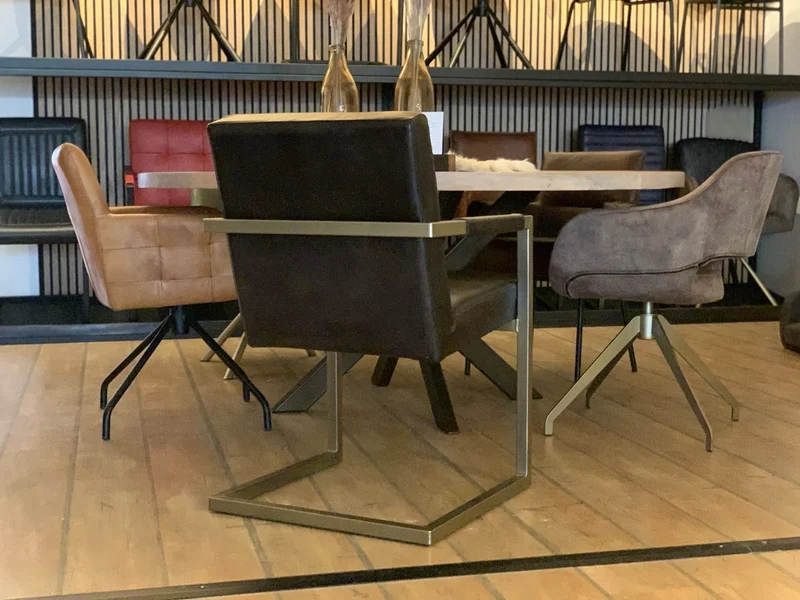 Freischwinger Lederstuhl 135