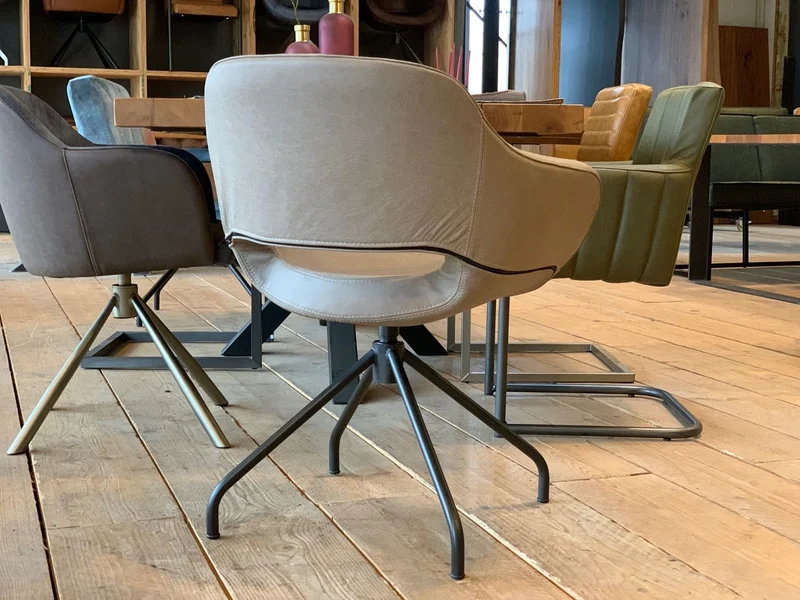 Drehbarer Lederstuhl 182D