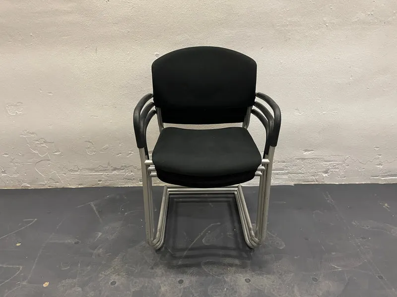 Konferenzstuhl Schwarz mit Armlehne