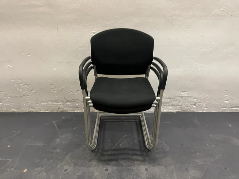 Konferenzstuhl Schwarz mit Armlehne