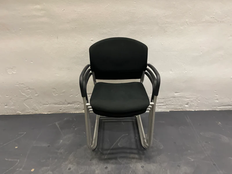 Konferenzstuhl Schwarz mit Armlehne