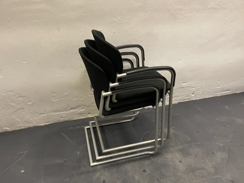 Konferenzstuhl Schwarz mit Armlehne