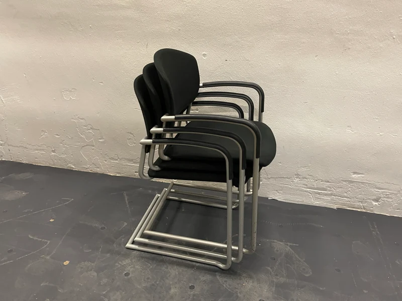 Konferenzstuhl Schwarz mit Armlehne