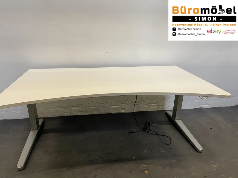 Steelcase elektrisch Höhenverstellbarer Cockpitschreibtisch Weiß / Lichtgrau